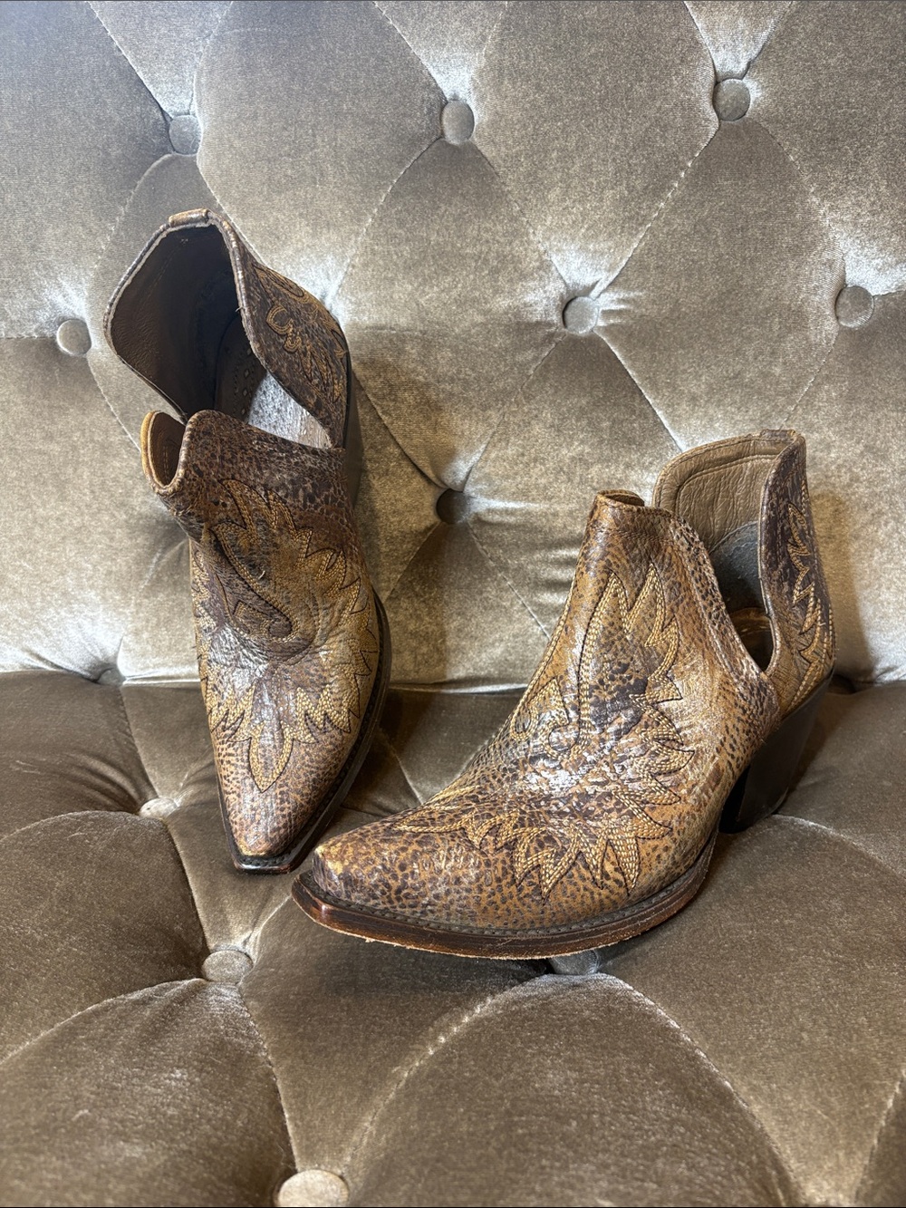 Ariat Dixon distressed leather embroidered heeled ankle western cowboy boots